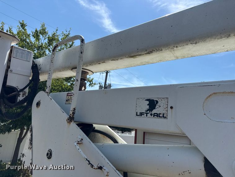 image for item EV6122 2001 International 4700 bucket truck