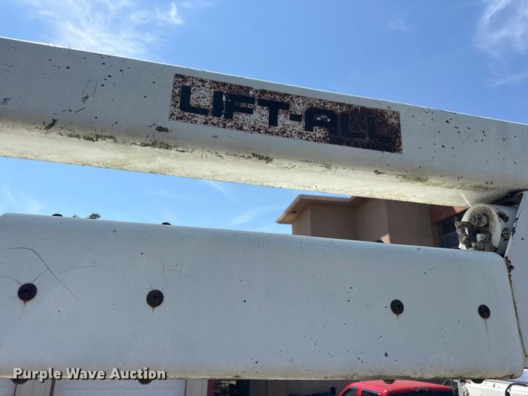 image for item EV6122 2001 International 4700 bucket truck