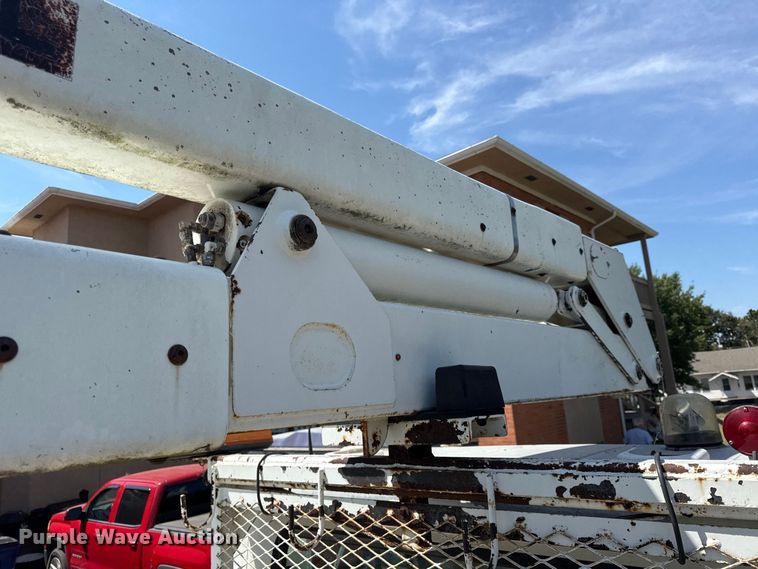 image for item EV6122 2001 International 4700 bucket truck