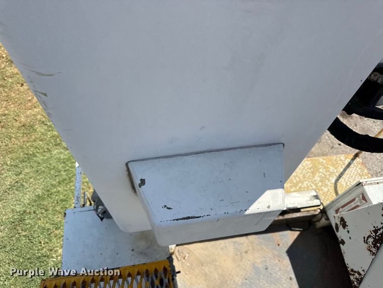 image for item EV6122 2001 International 4700 bucket truck