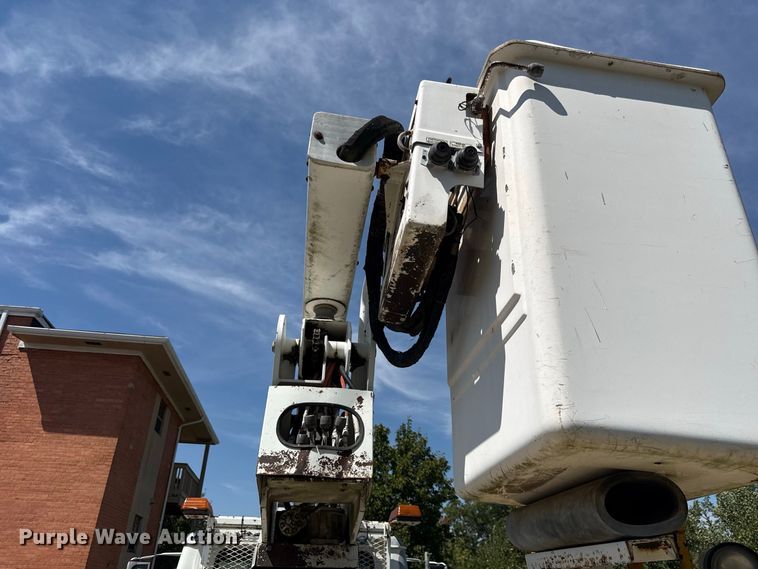 image for item EV6122 2001 International 4700 bucket truck