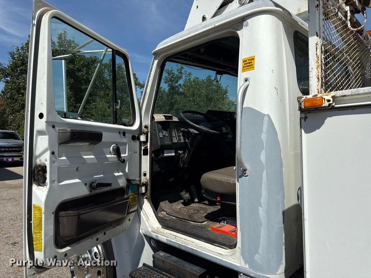 image for item EV6122 2001 International 4700 bucket truck
