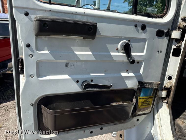 image for item EV6122 2001 International 4700 bucket truck