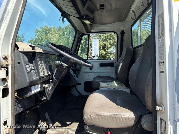 image for item EV6122 2001 International 4700 bucket truck