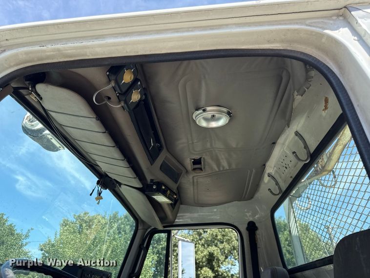 image for item EV6122 2001 International 4700 bucket truck