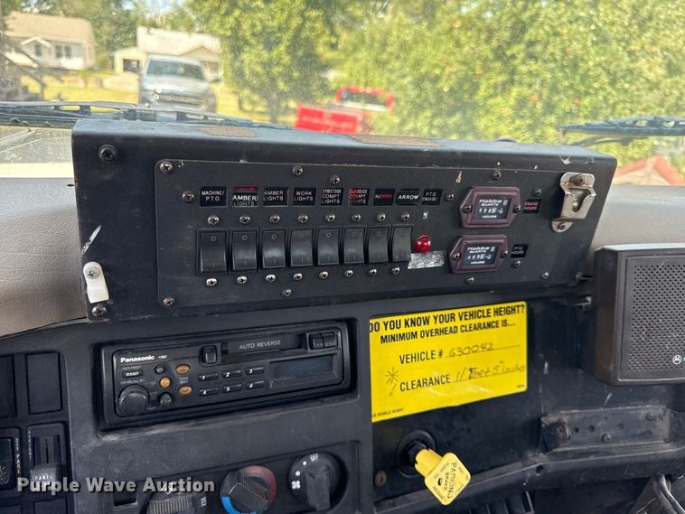 image for item EV6122 2001 International 4700 bucket truck