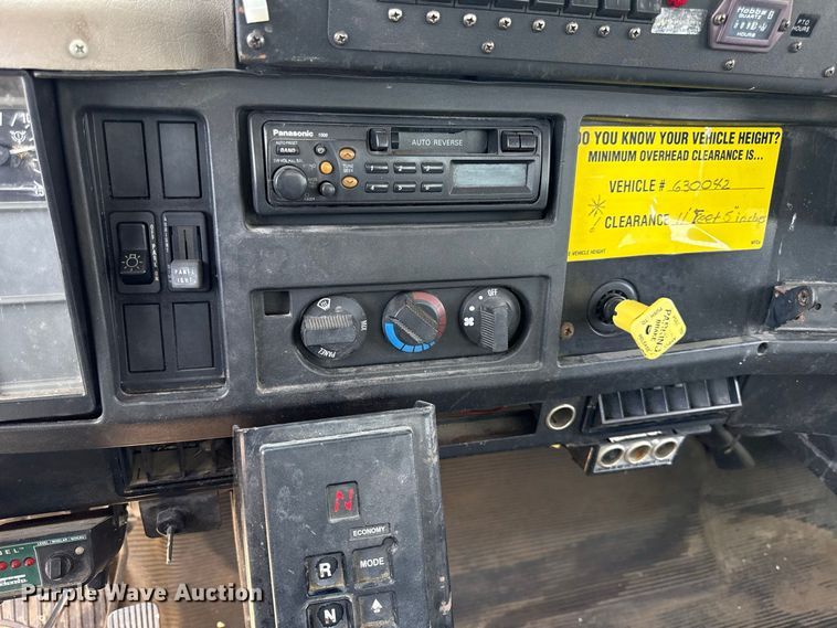 image for item EV6122 2001 International 4700 bucket truck