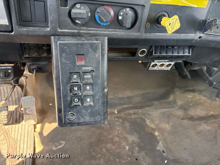 image for item EV6122 2001 International 4700 bucket truck