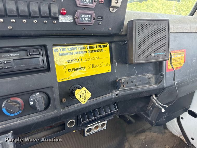 image for item EV6122 2001 International 4700 bucket truck