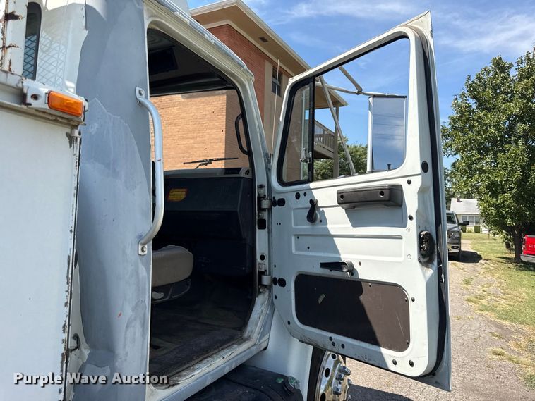 image for item EV6122 2001 International 4700 bucket truck