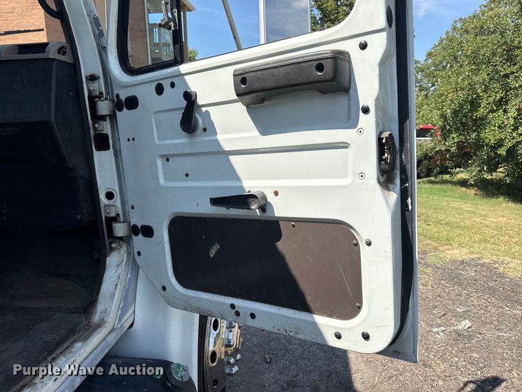 image for item EV6122 2001 International 4700 bucket truck