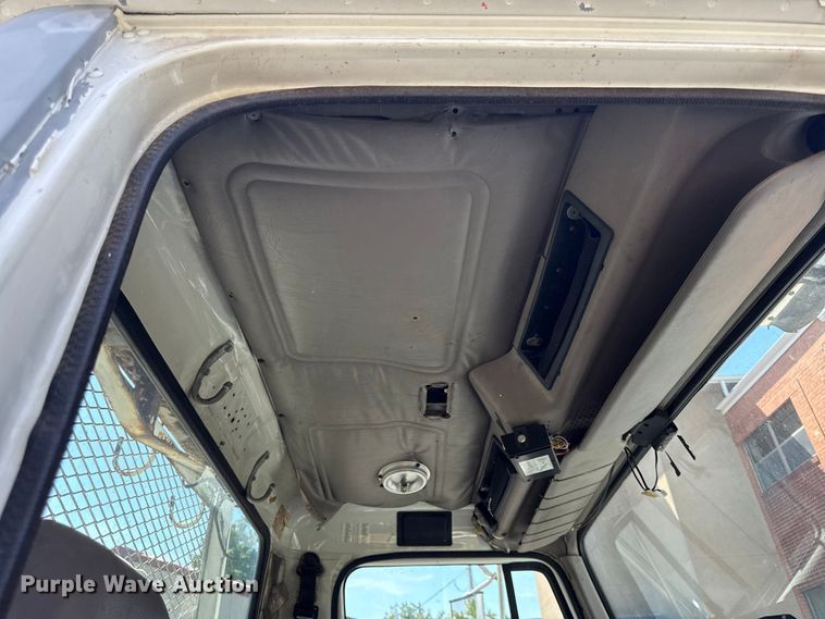 image for item EV6122 2001 International 4700 bucket truck