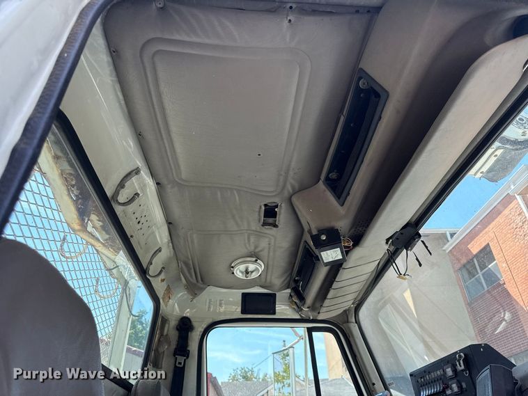 image for item EV6122 2001 International 4700 bucket truck
