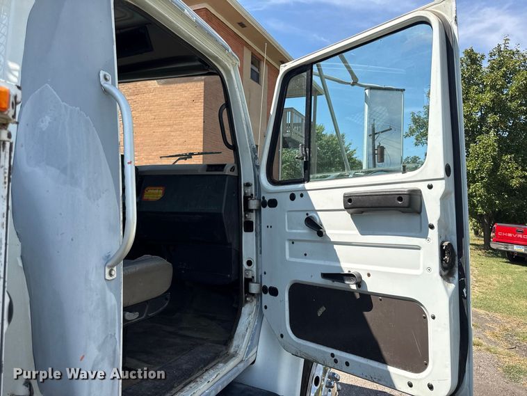 image for item EV6122 2001 International 4700 bucket truck