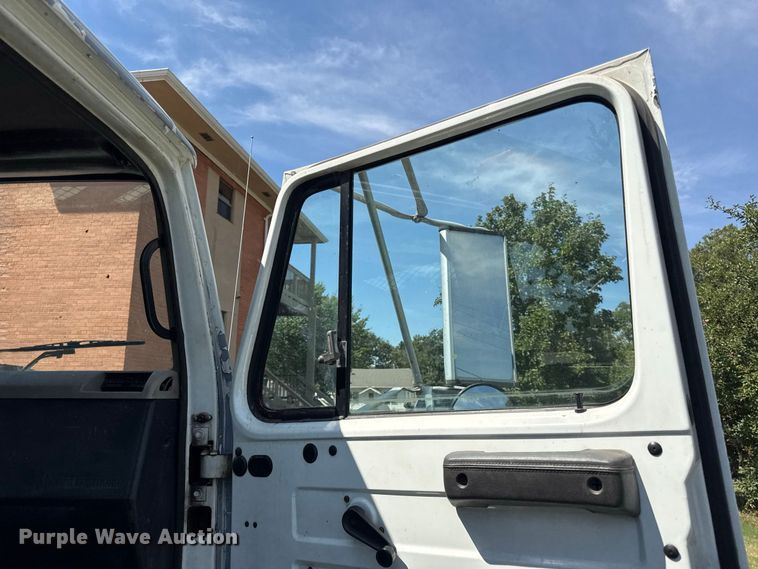 image for item EV6122 2001 International 4700 bucket truck