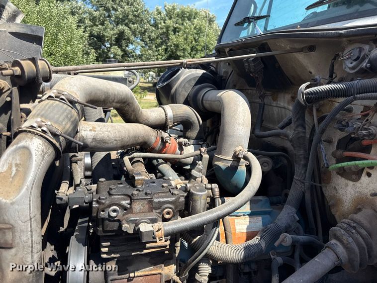 image for item EV6122 2001 International 4700 bucket truck