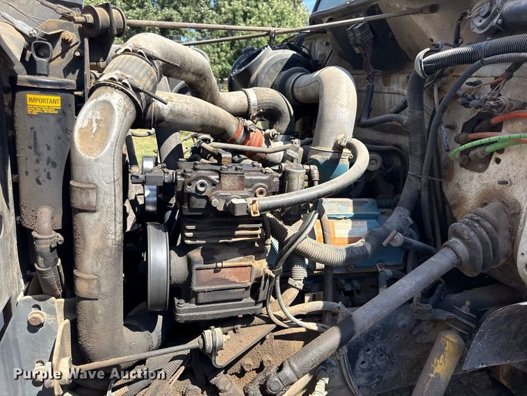 image for item EV6122 2001 International 4700 bucket truck
