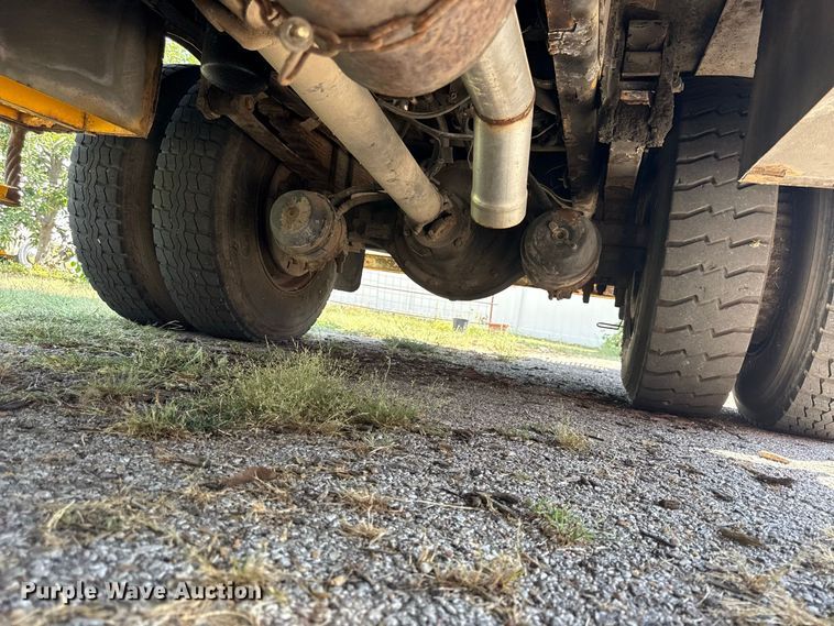 image for item EV6122 2001 International 4700 bucket truck