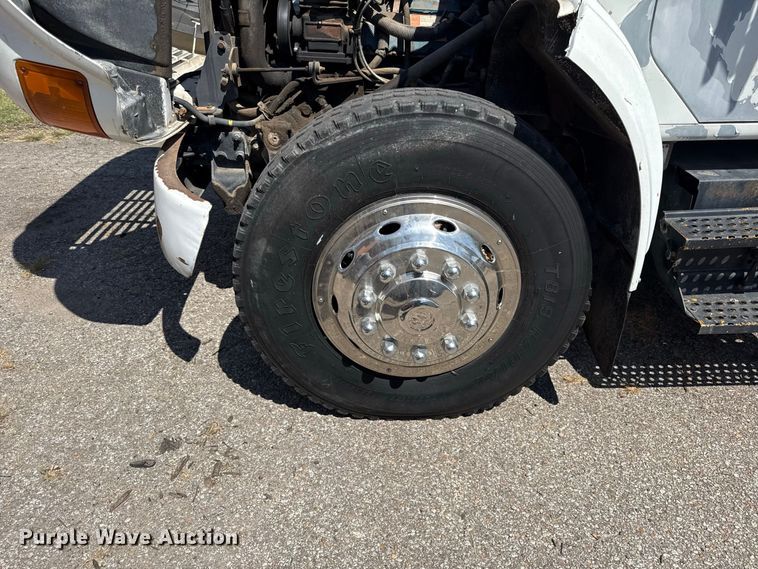 image for item EV6122 2001 International 4700 bucket truck