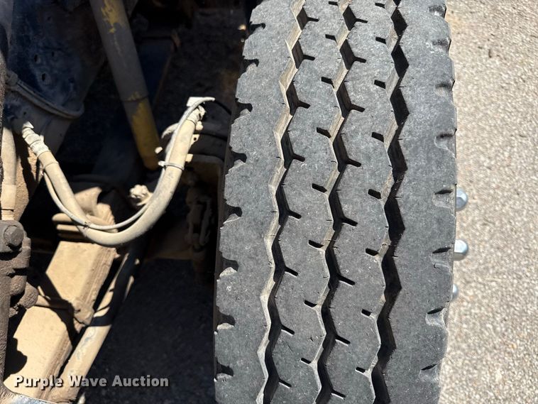 image for item EV6122 2001 International 4700 bucket truck