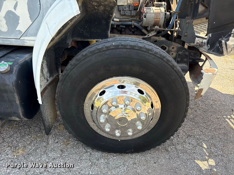 image for item EV6122 2001 International 4700 bucket truck