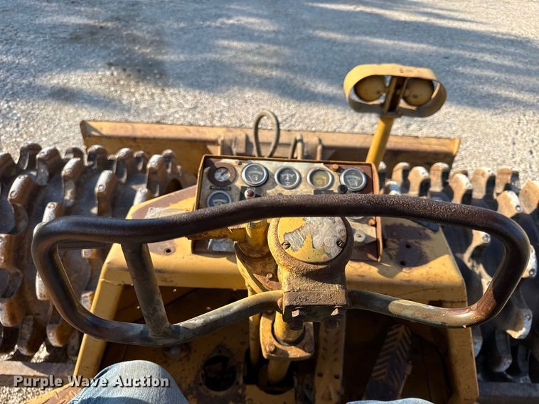 image for item EV6131 1975 Caterpillar 815 soil compactor
