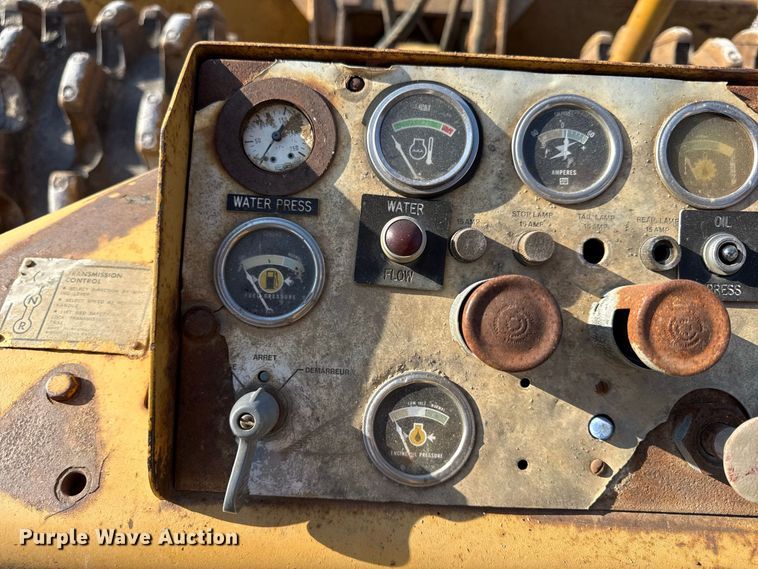 image for item EV6131 1975 Caterpillar 815 soil compactor