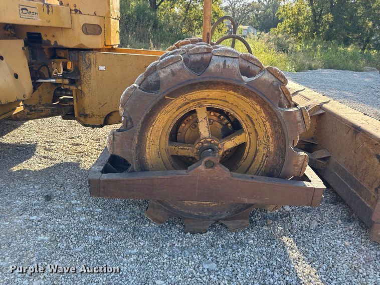 image for item EV6131 1975 Caterpillar 815 soil compactor
