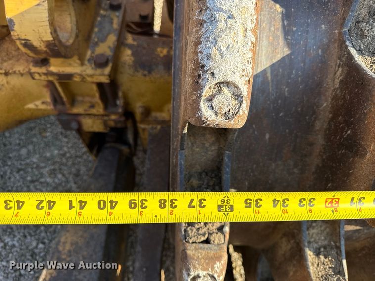 image for item EV6131 1975 Caterpillar 815 soil compactor