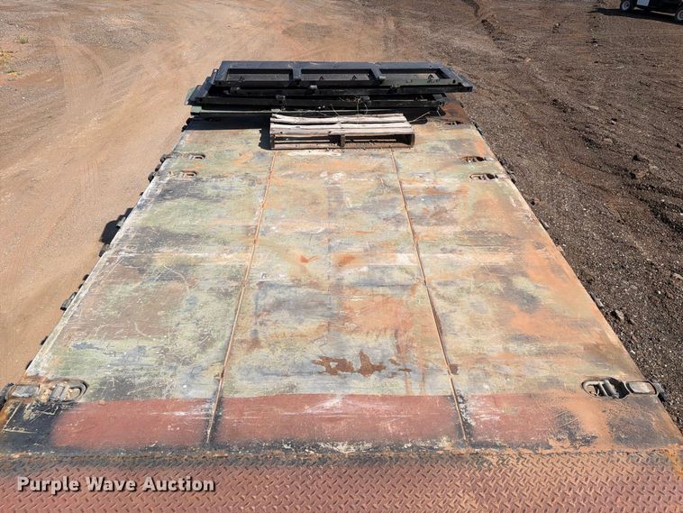 image for item EW8745 1993 Peterbilt 357 flatbed truck