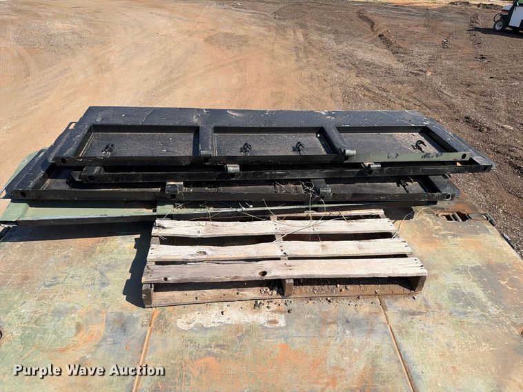 image for item EW8745 1993 Peterbilt 357 flatbed truck