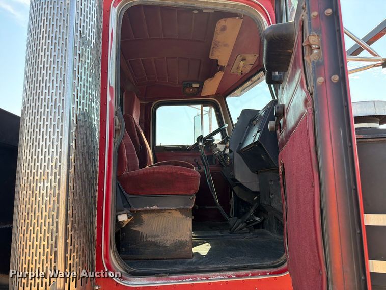image for item EW8745 1993 Peterbilt 357 flatbed truck