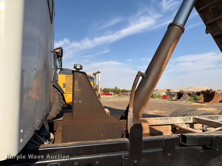 image for item EW8750 1999 Kenworth T800 dump truck