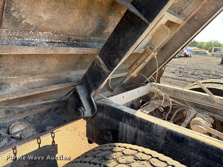 image for item EW8750 1999 Kenworth T800 dump truck