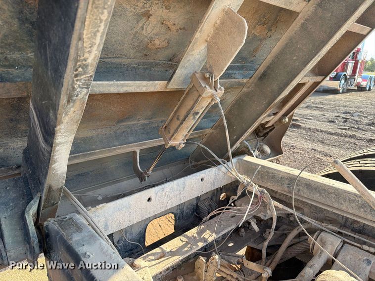 image for item EW8750 1999 Kenworth T800 dump truck