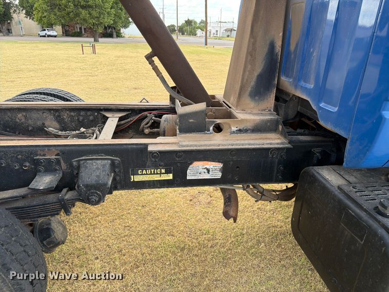 image for item EX0017 2002 GMC C7500 dump truck