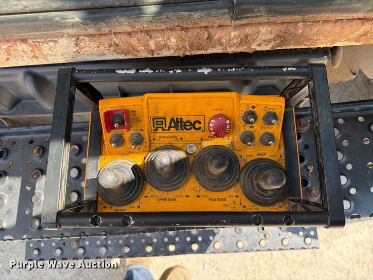 image for item EX4152 2005 International 4300 digger derrick truck