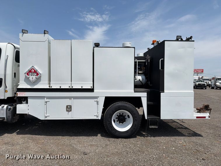 image for item FB4986 2014 Freightliner Business Class M2 fuel / lube truck