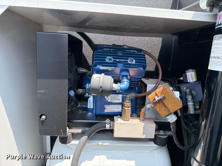 image for item FB4986 2014 Freightliner Business Class M2 fuel / lube truck
