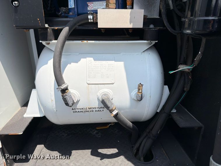 image for item FB4986 2014 Freightliner Business Class M2 fuel / lube truck