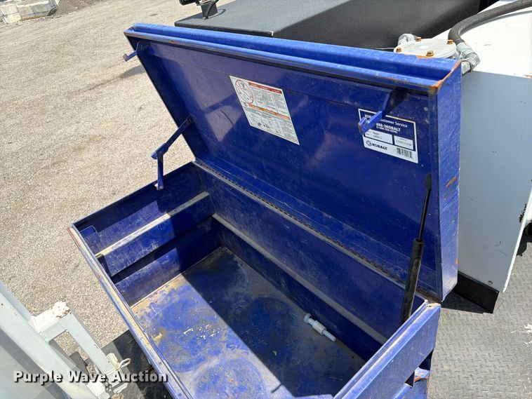 image for item FB4986 2014 Freightliner Business Class M2 fuel / lube truck