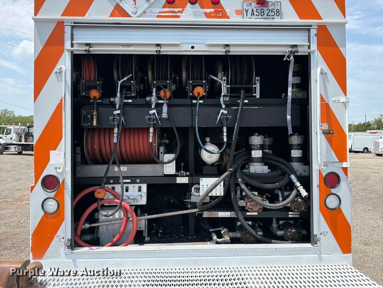 image for item FB4986 2014 Freightliner Business Class M2 fuel / lube truck