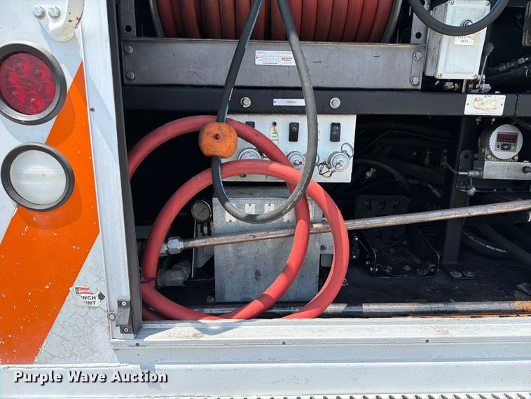 image for item FB4986 2014 Freightliner Business Class M2 fuel / lube truck