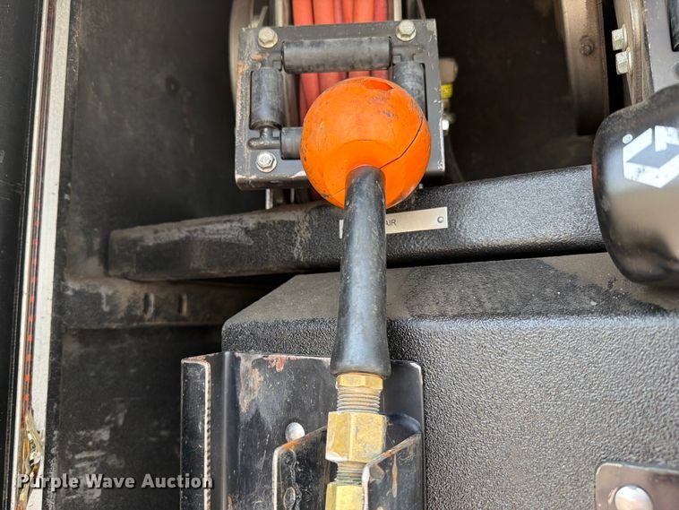 image for item FB4986 2014 Freightliner Business Class M2 fuel / lube truck