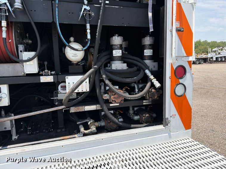 image for item FB4986 2014 Freightliner Business Class M2 fuel / lube truck