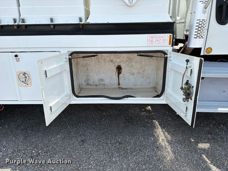 image for item FB4986 2014 Freightliner Business Class M2 fuel / lube truck