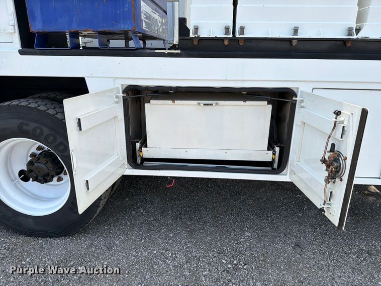 image for item FB4986 2014 Freightliner Business Class M2 fuel / lube truck
