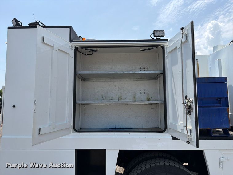 image for item FB4986 2014 Freightliner Business Class M2 fuel / lube truck