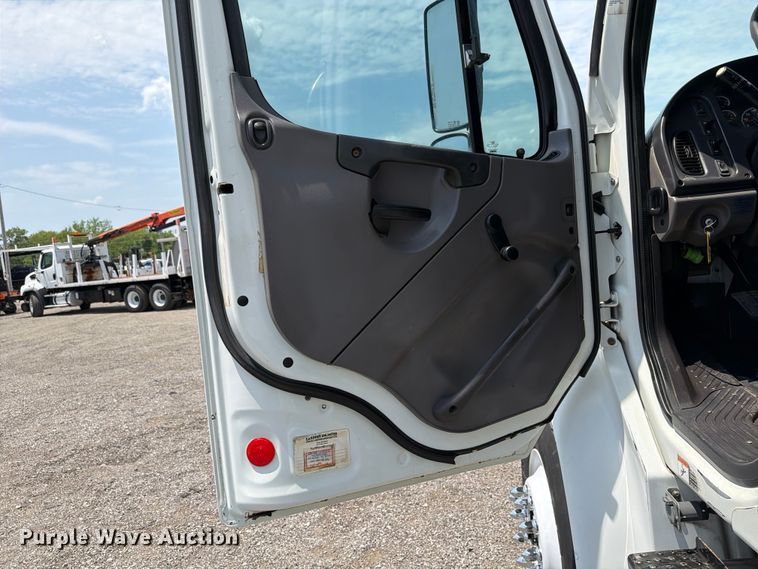 image for item FB4986 2014 Freightliner Business Class M2 fuel / lube truck