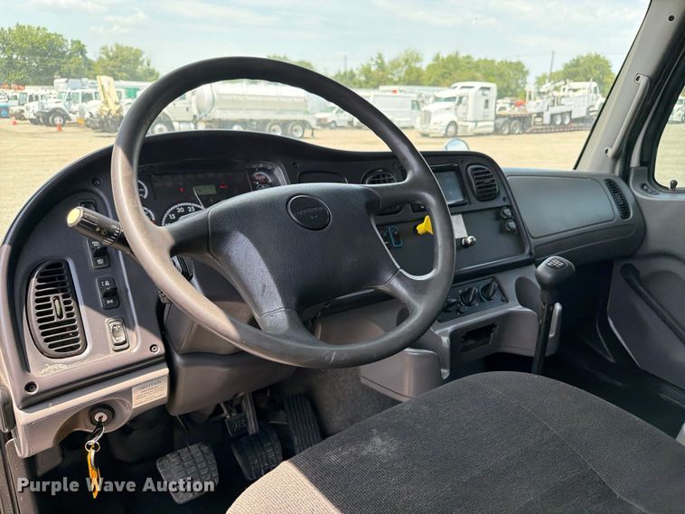 image for item FB4986 2014 Freightliner Business Class M2 fuel / lube truck